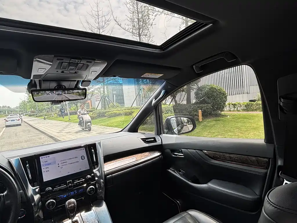 Toyota Alphard 2022 — фото 15