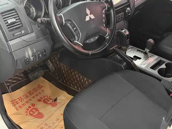 Mitsubishi Pajero 2020