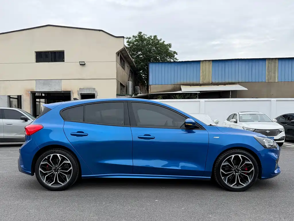 Ford Focus 2019 — фото 20