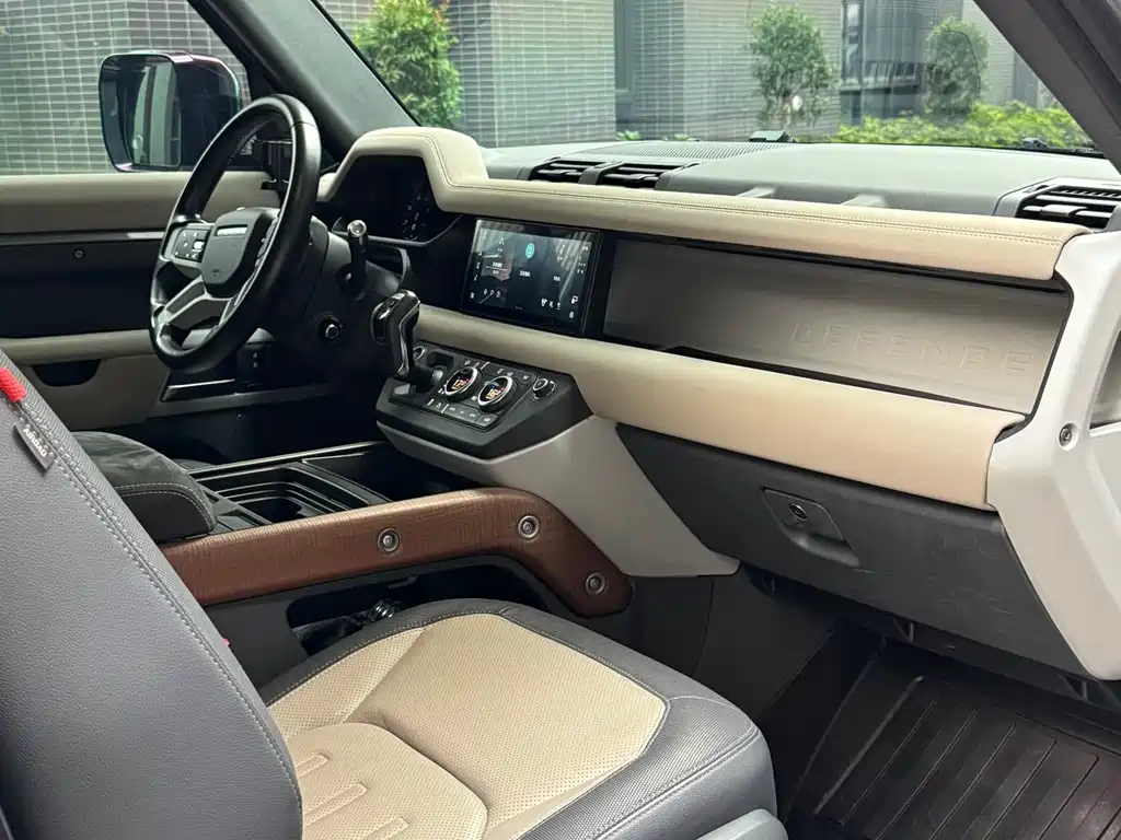 Land Rover Defender 2021 — фото 16