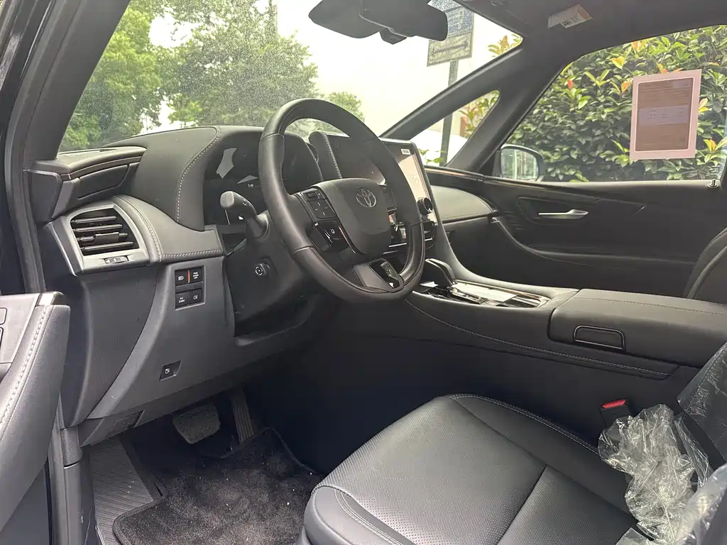 Toyota Alphard — фото 4