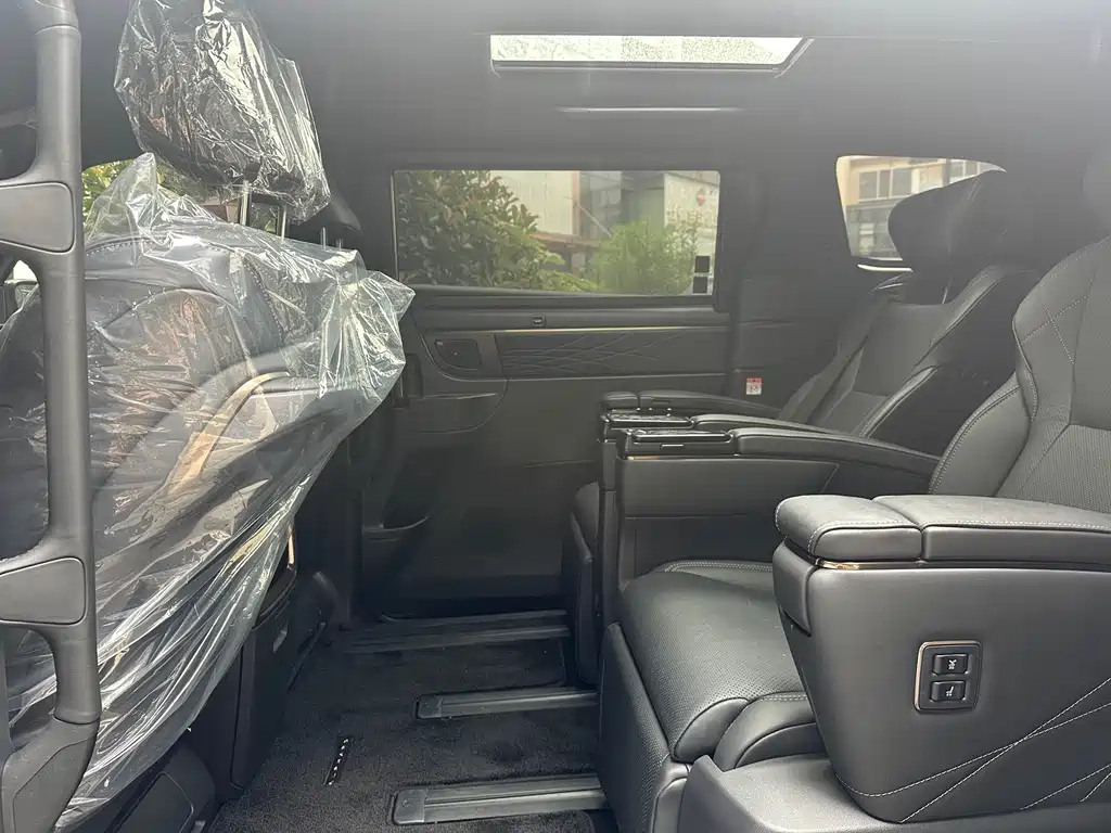 Toyota Alphard — фото 9
