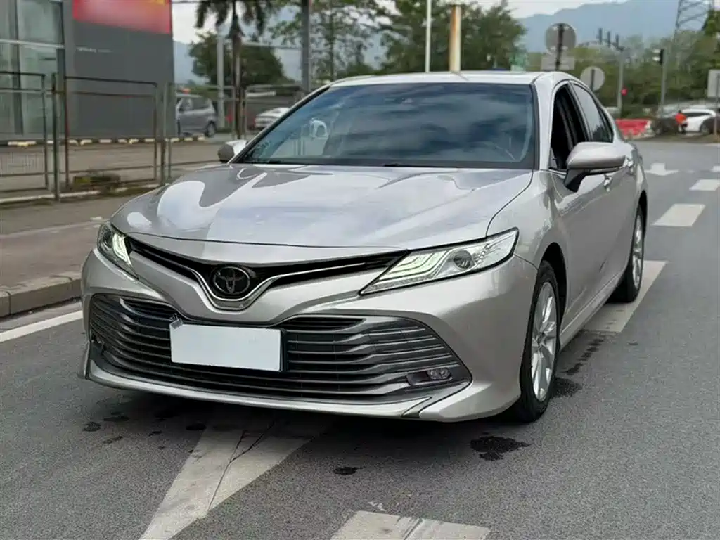 Toyota Camry 2019 — фото 1