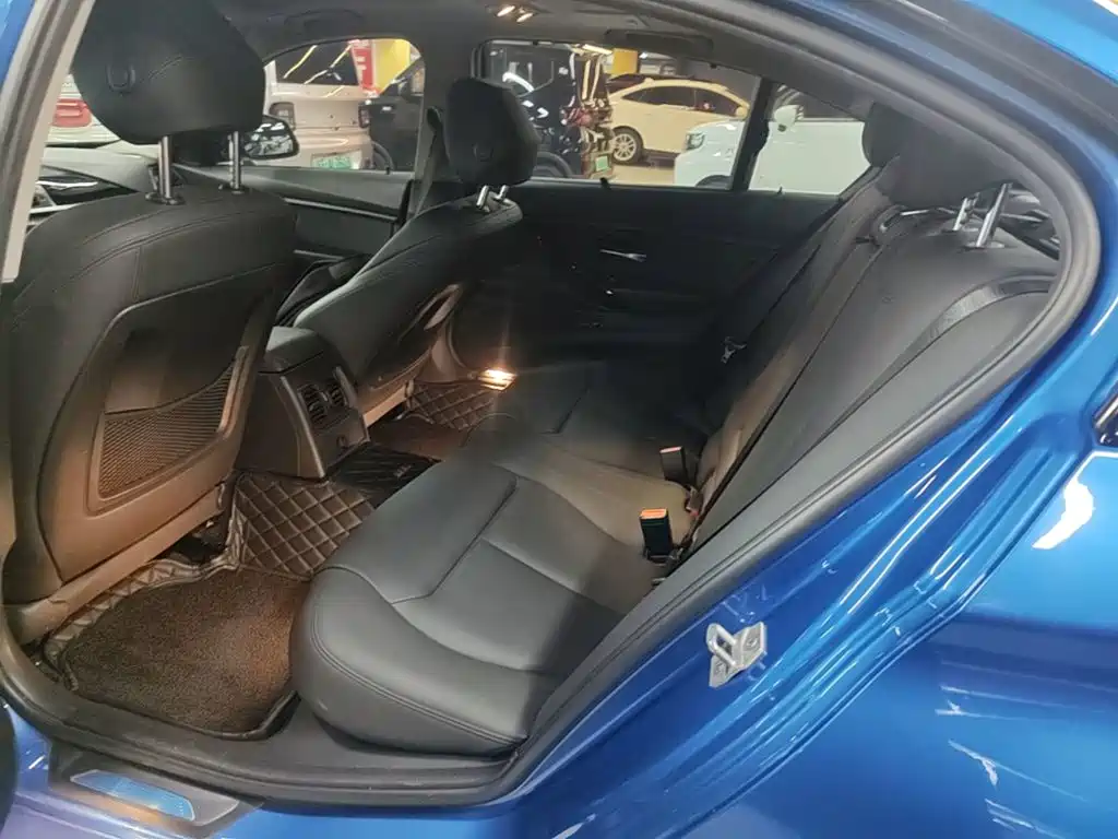 BMW 3 Series 2018 — фото 17