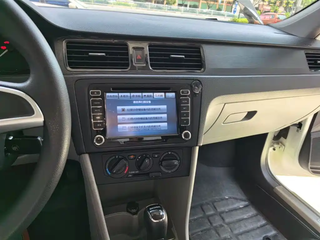 Skoda Rapid 2015 — фото 13
