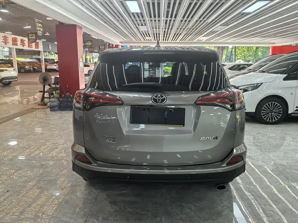 Toyota RAV4 2017 — фото 4