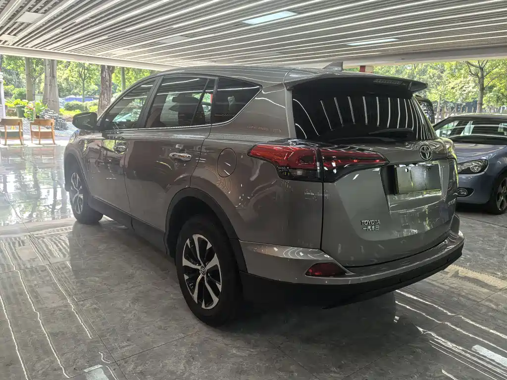 Toyota RAV4 2017 — фото 7