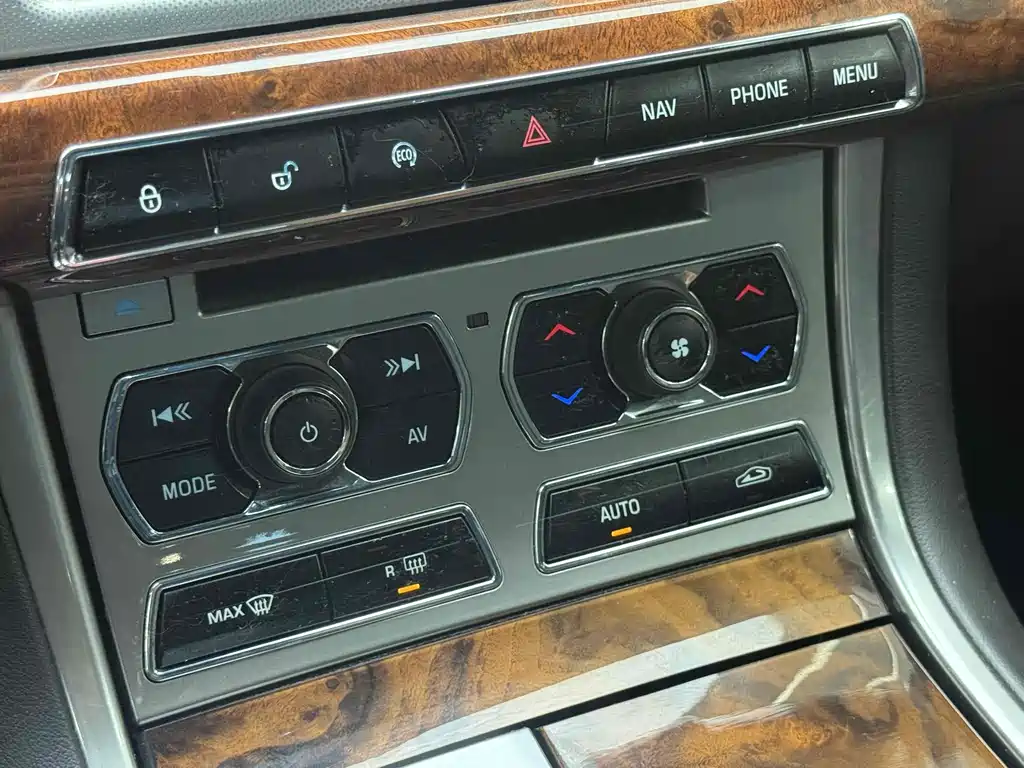 Jaguar XF 2014 — фото 13