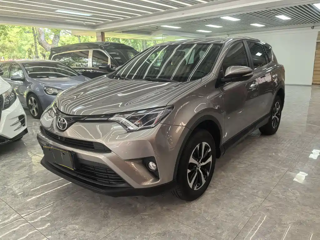 Toyota RAV4 2017 — фото 1