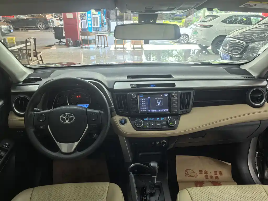Toyota RAV4 2017 — фото 17