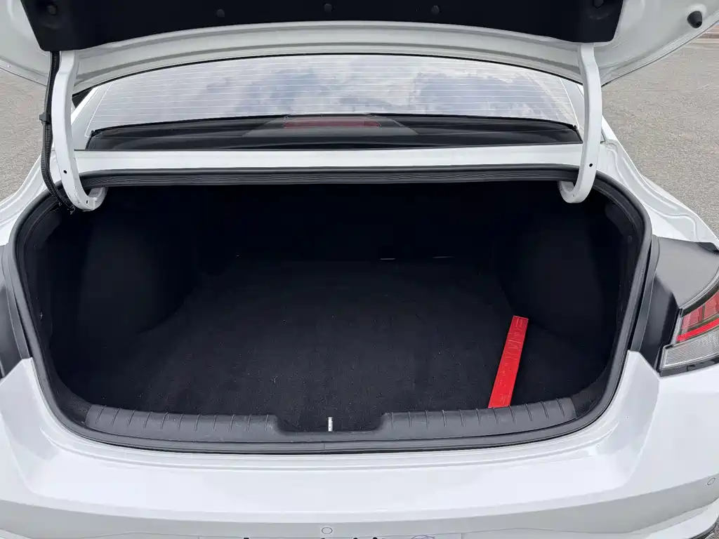 Hyundai Elantra 2023 — фото 16