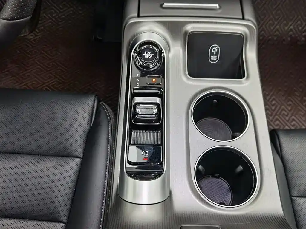 GAC Motor E8 PHEV 2024 — фото 13