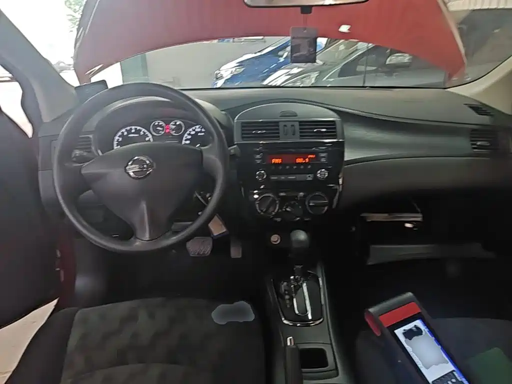 Nissan Tiida 2015 — фото 10