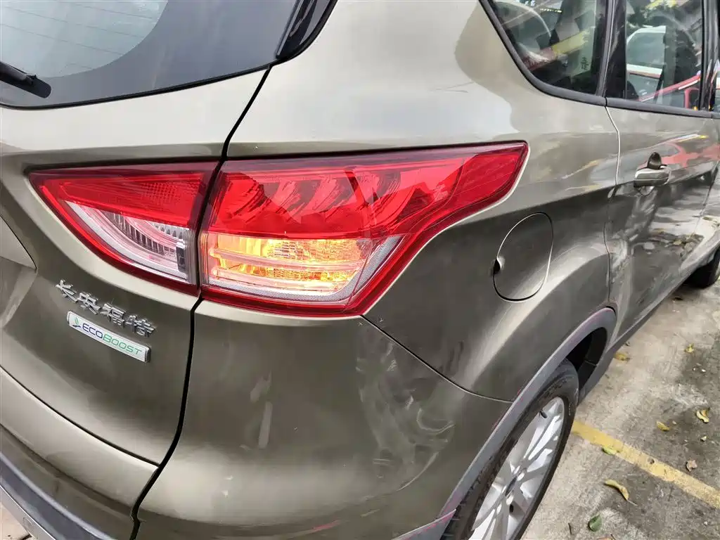 Ford Kuga 2015 — фото 24