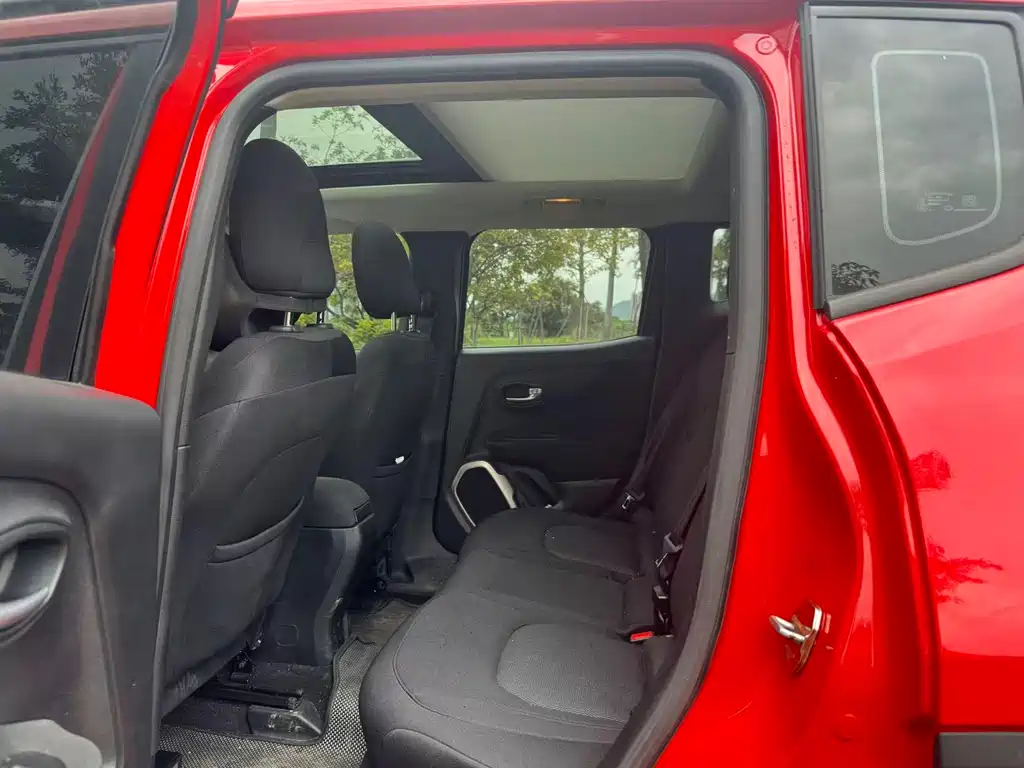 Jeep Renegade 2016 — фото 8