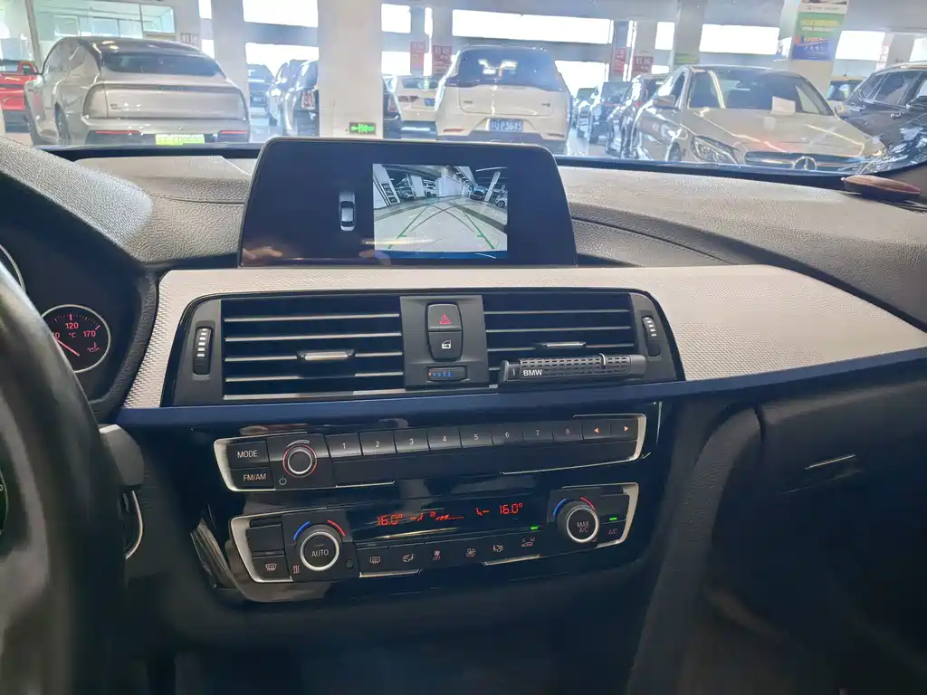 BMW 3 Series 2019 — фото 11