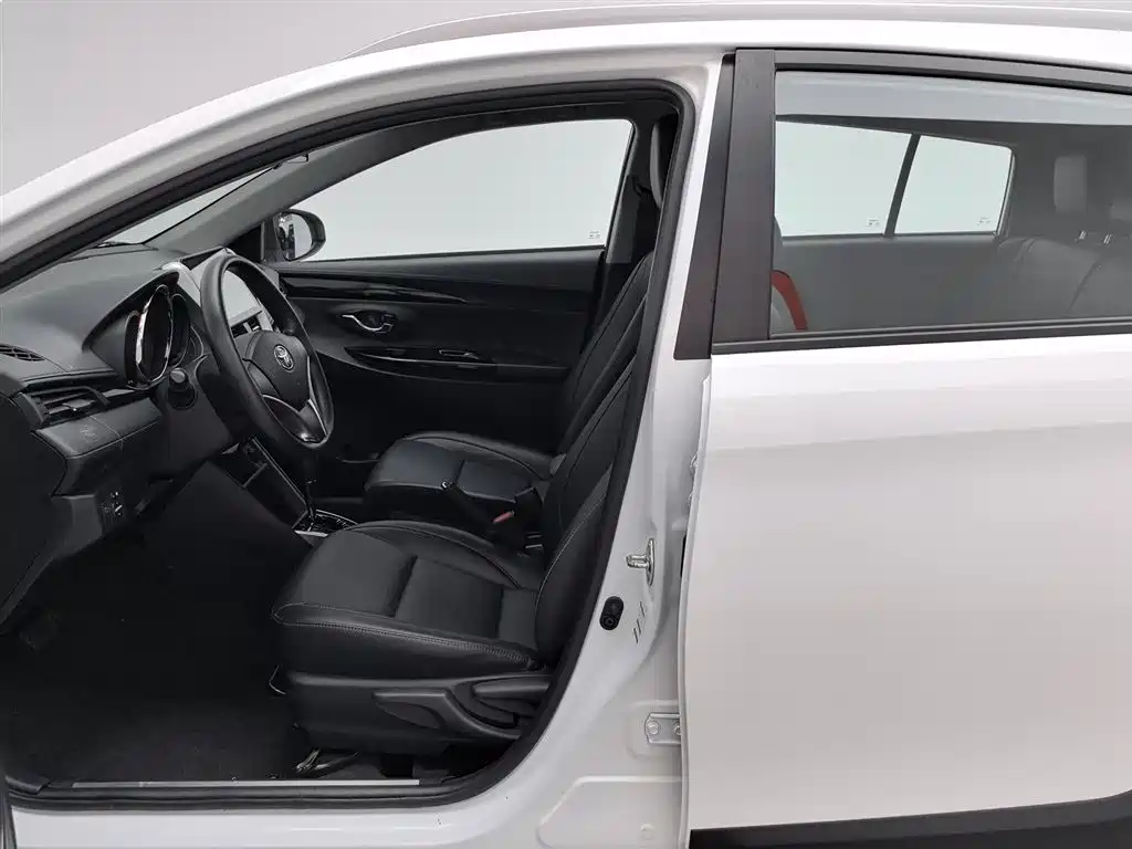 Toyota Yaris L 2020 — фото 10