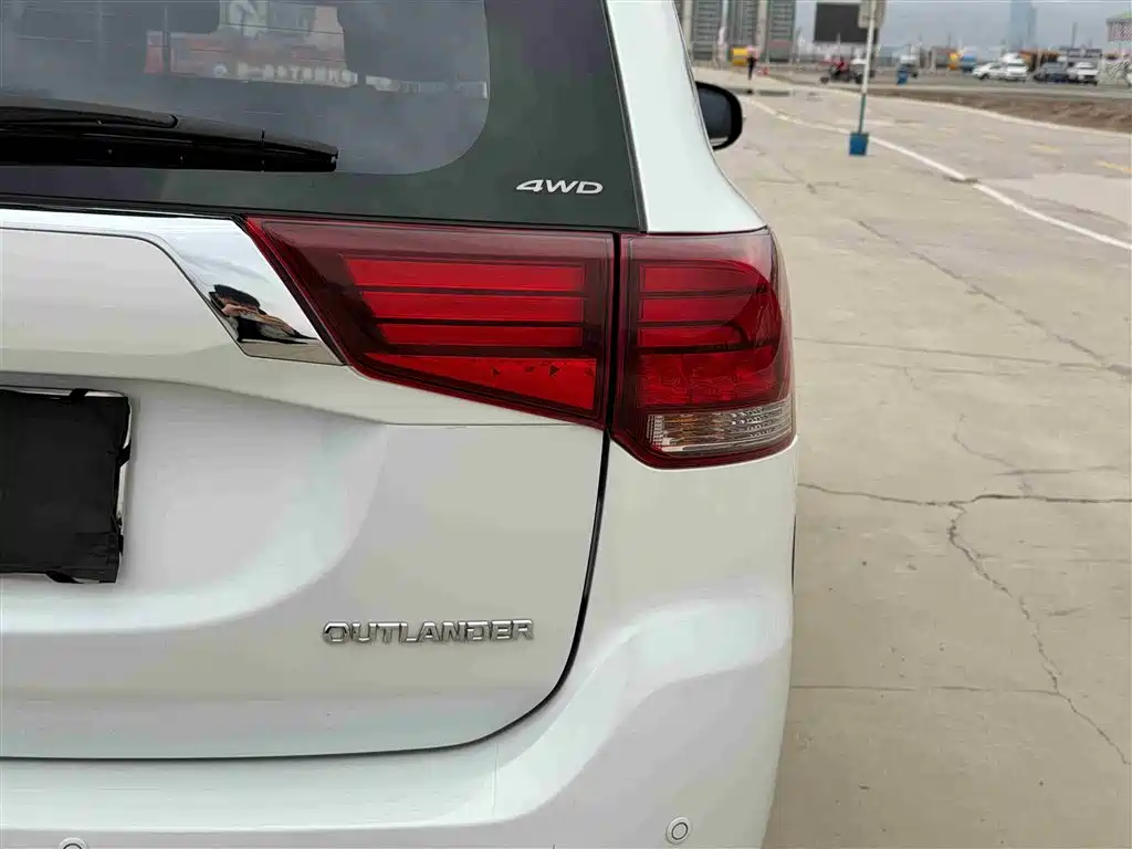 Mitsubishi Outlander 2021 — фото 16