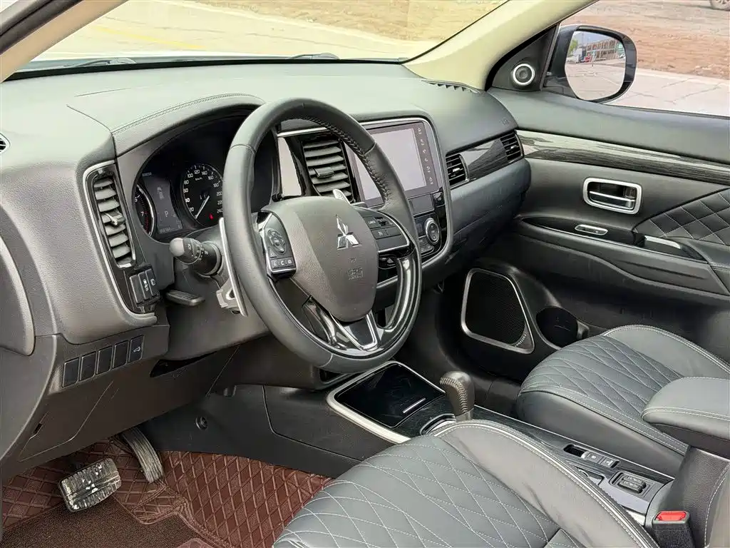 Mitsubishi Outlander 2021 — фото 11