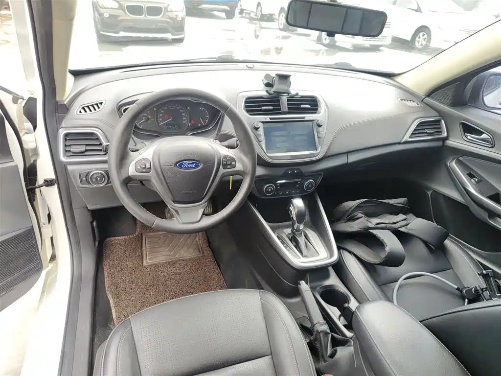 Ford Escort 2016 — фото 10