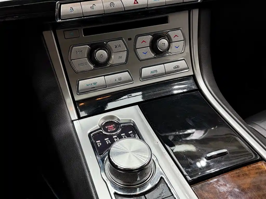 Jaguar XF 2013 — фото 10