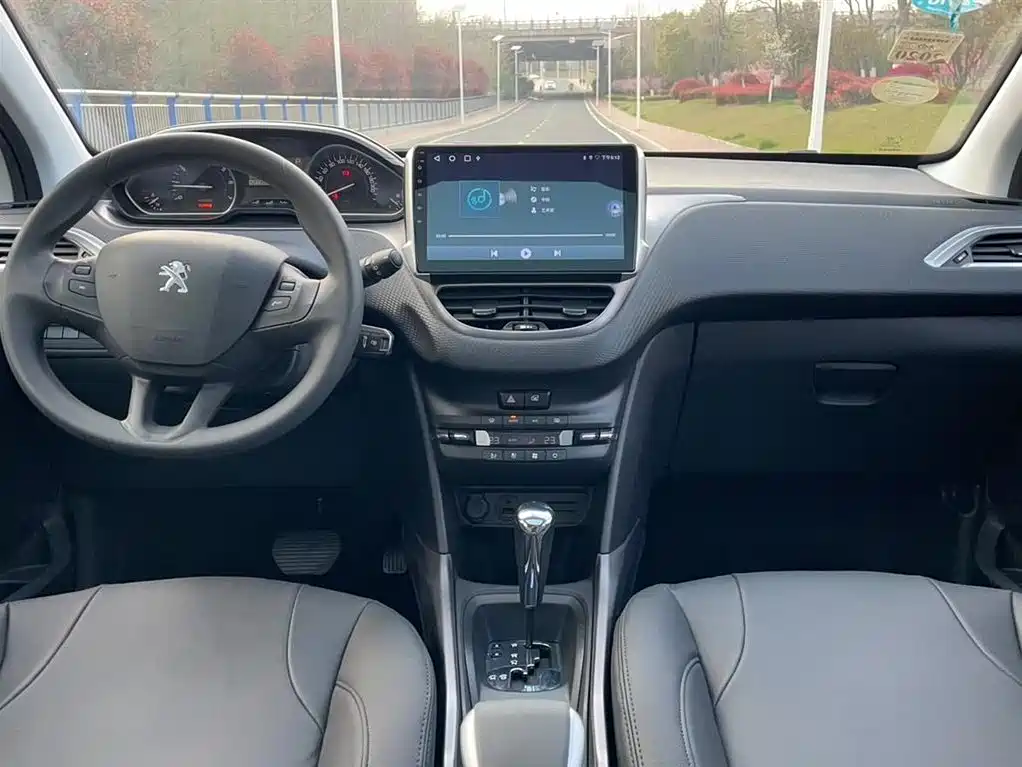 Peugeot 2008 2014 — фото 11