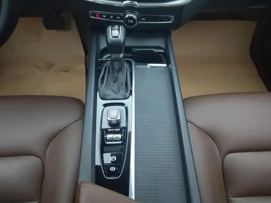 Volvo XC60 2021 — фото 16