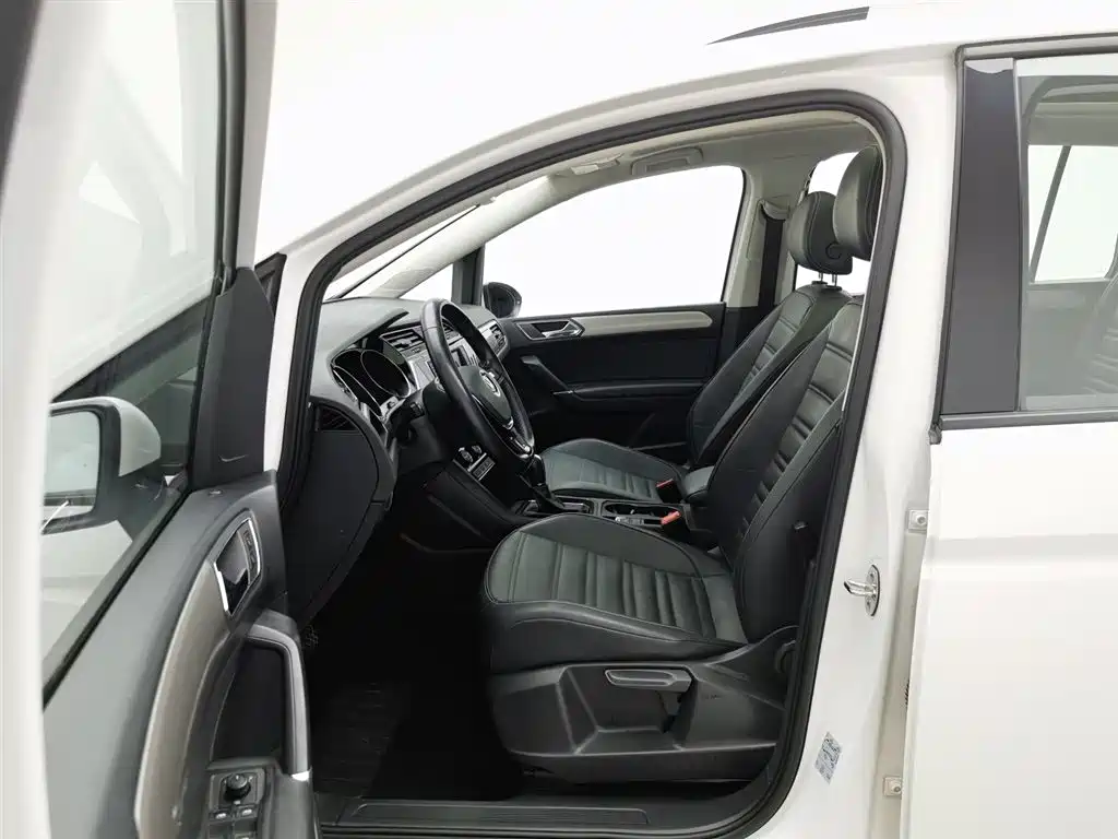 Volkswagen Touran 2018 — фото 10