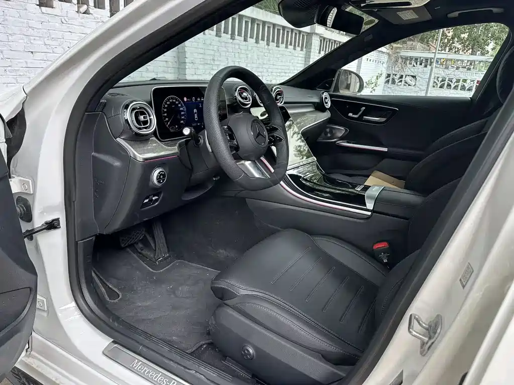 Mercedes-Benz C-Class 2025 — фото 4