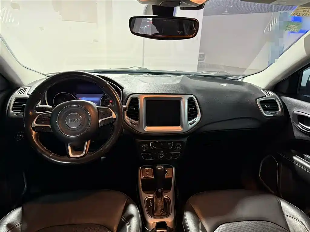 Jeep Compass 2018 — фото 18