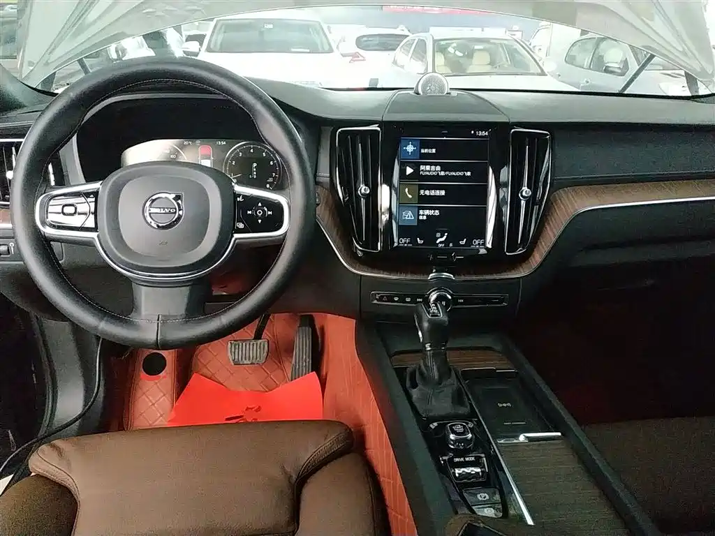 Volvo XC60 2021 — фото 10