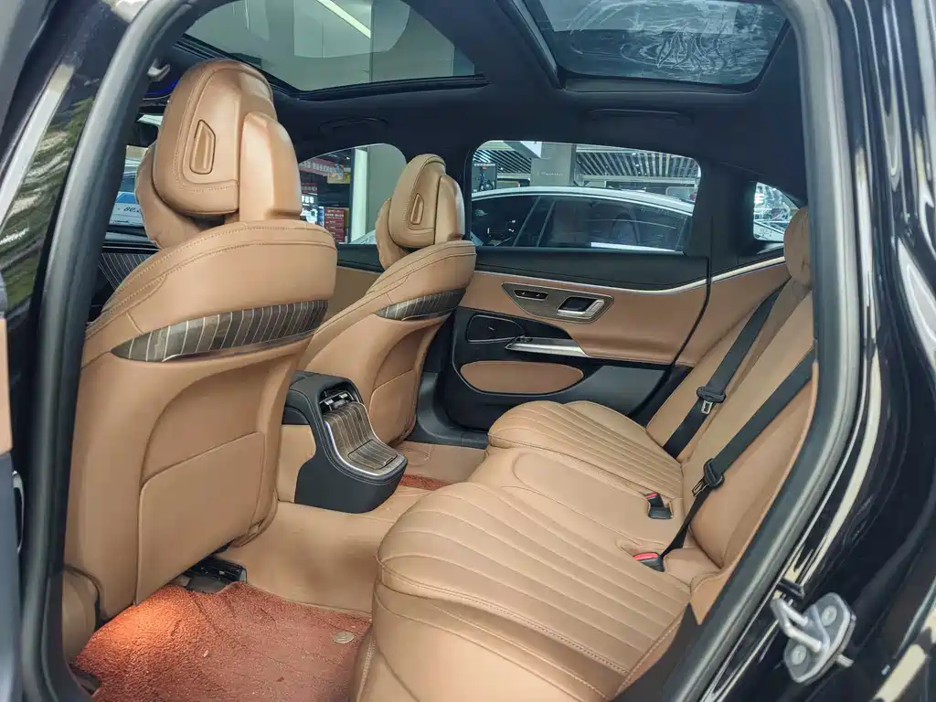 Mercedes-Benz E-Class 2025 — фото 15