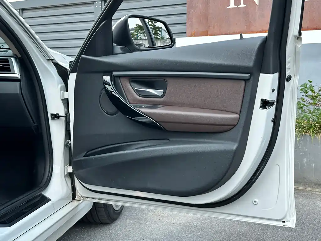 BMW 3 Series 2019 — фото 11