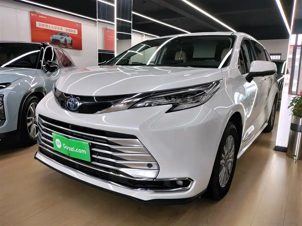 Toyota Sienna 2023 — фото 1