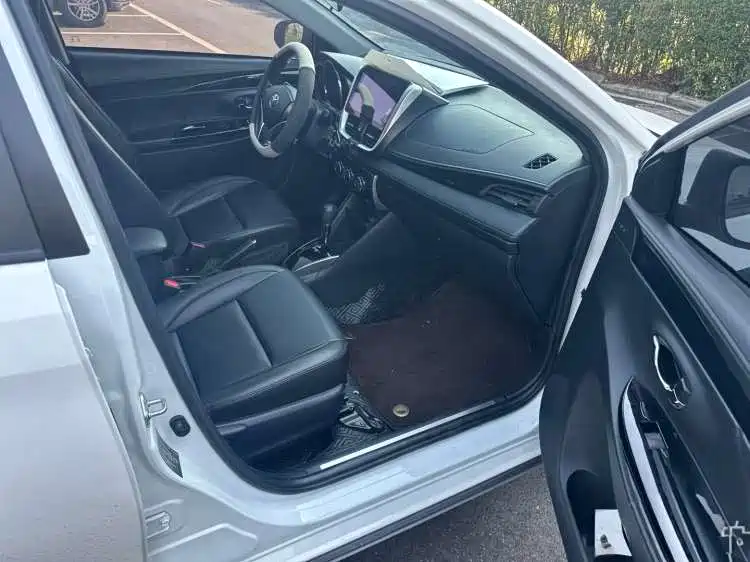 Toyota Yaris L 2023 — фото 3