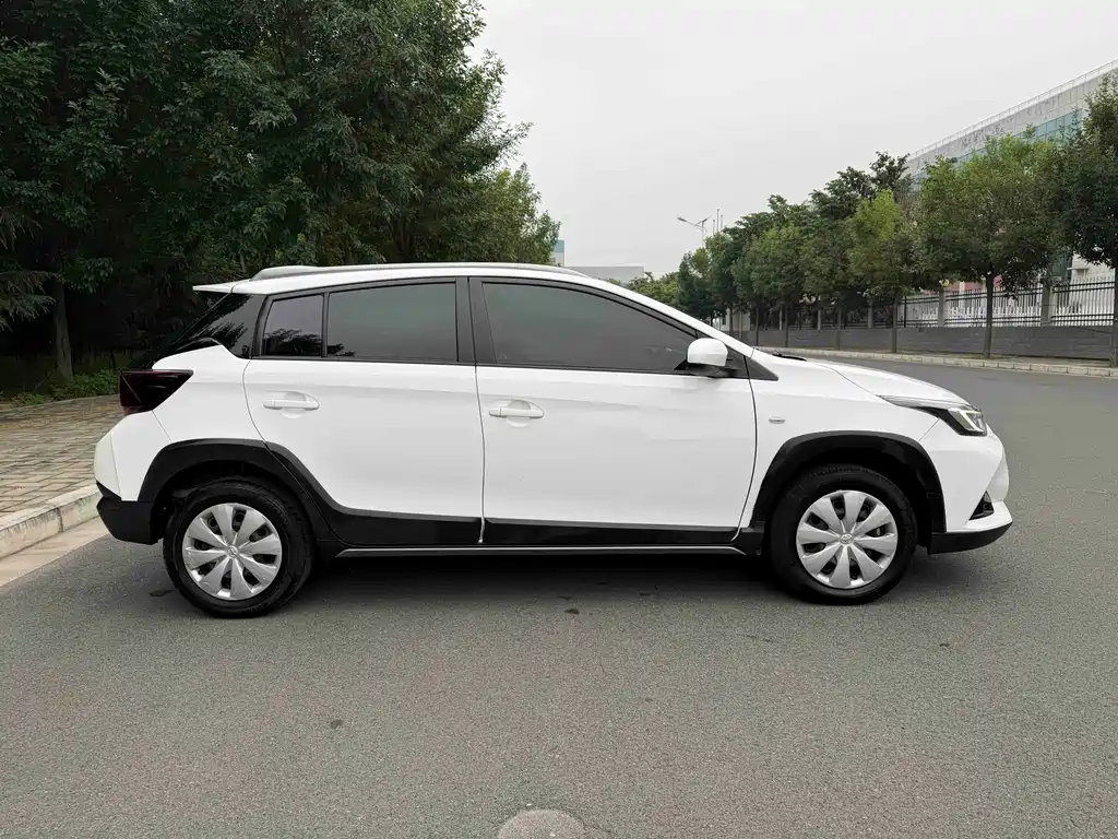 Toyota Yaris L 2023 — фото 3