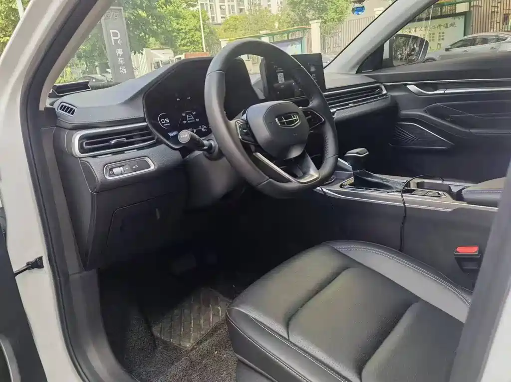 Geely Emgrand 2022