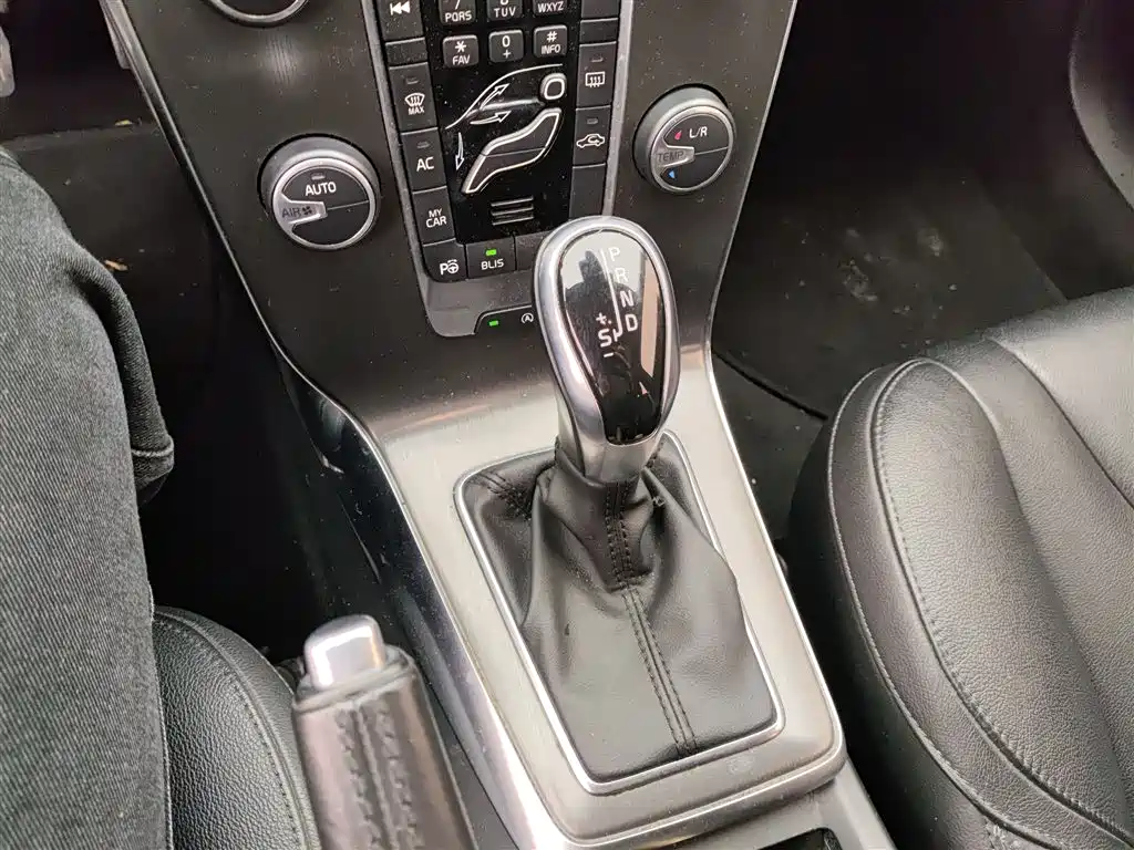 Volvo V40 2015 — фото 14