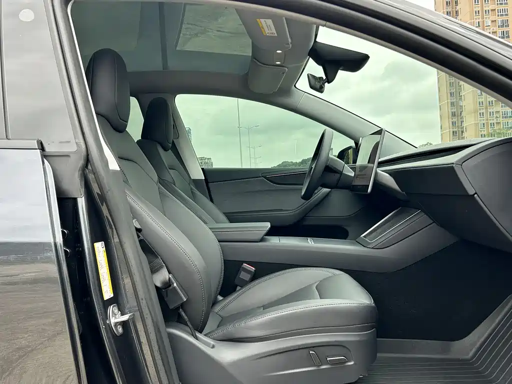 Tesla Model Y 2025 — фото 10