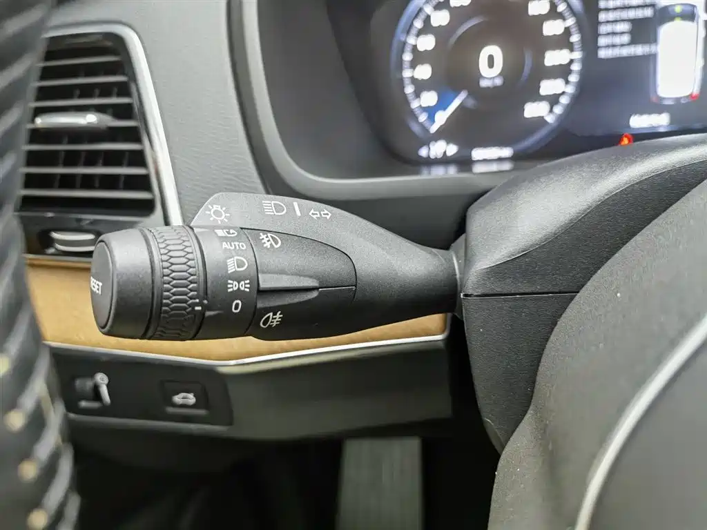 Volvo XC90 2020 — фото 21