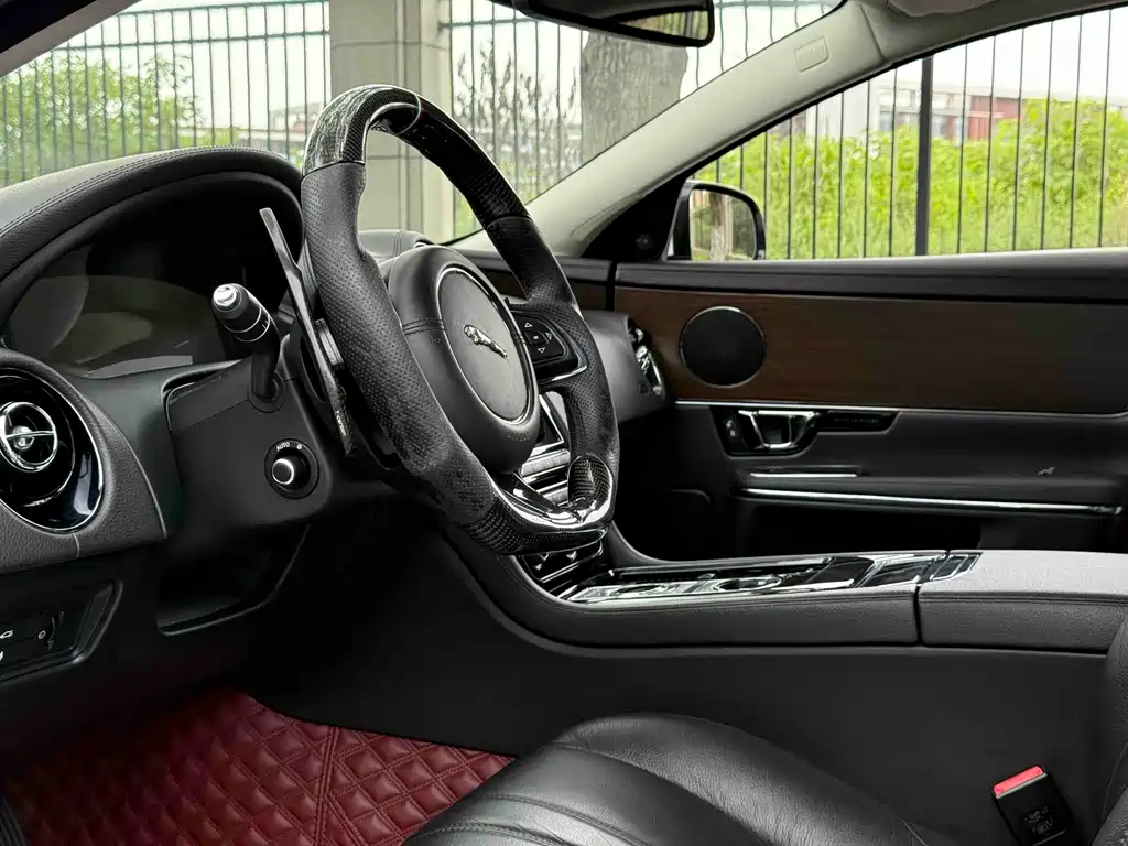 Jaguar XJ 2017 — фото 15
