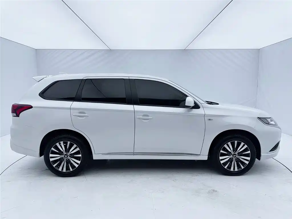 Mitsubishi Outlander 2022 — фото 5