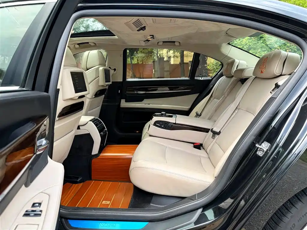 BMW 7 Series 2012 — фото 13