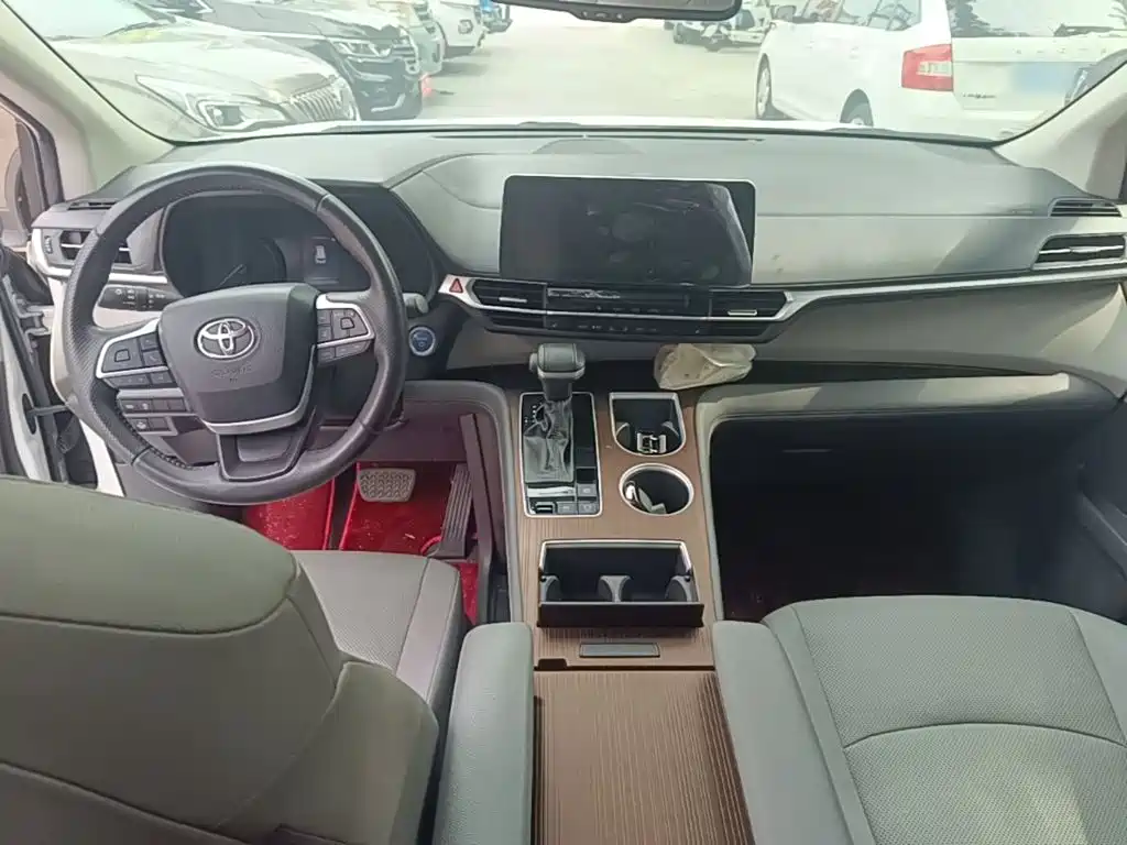 Toyota Sienna 2023 — фото 10