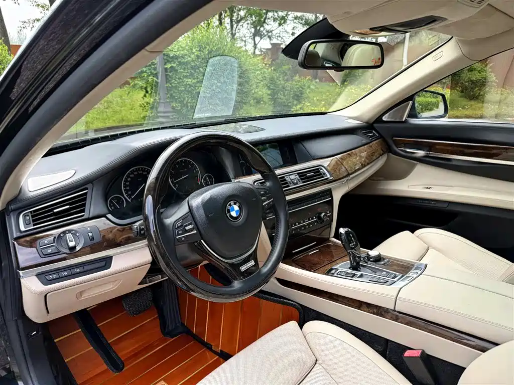 BMW 7 Series 2012 — фото 10