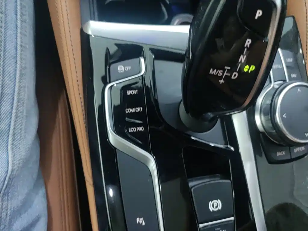 BMW 5 Series 2018 — фото 14