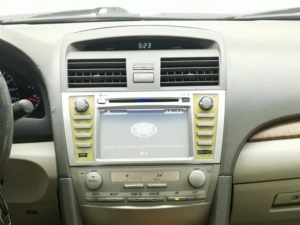 Toyota Camry 2010 — фото 12