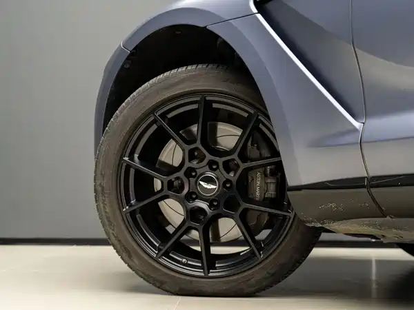 Aston Martin DBX 2024