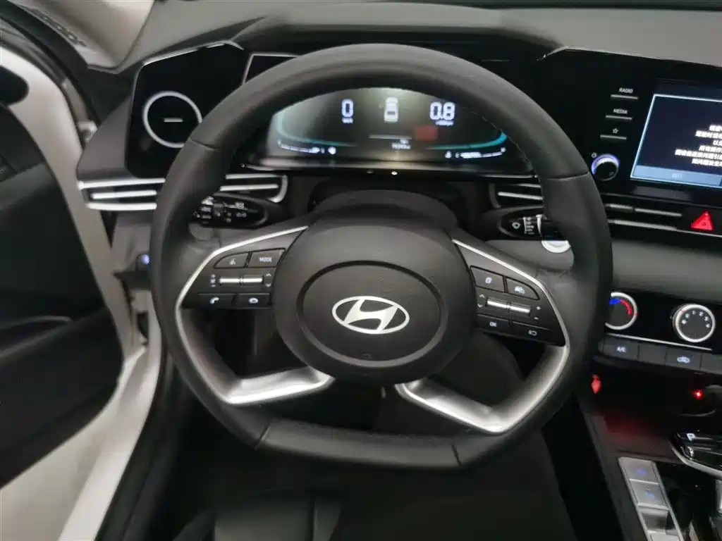 Hyundai Elantra 2024 — фото 11
