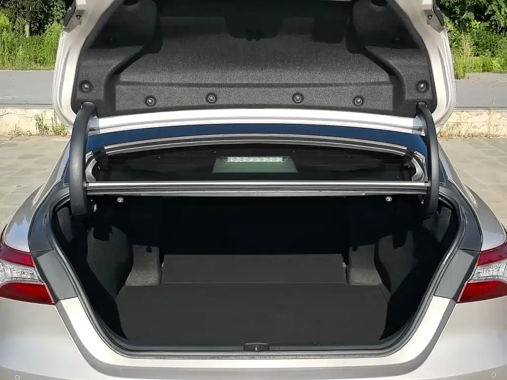 Toyota Camry 2019 — фото 18
